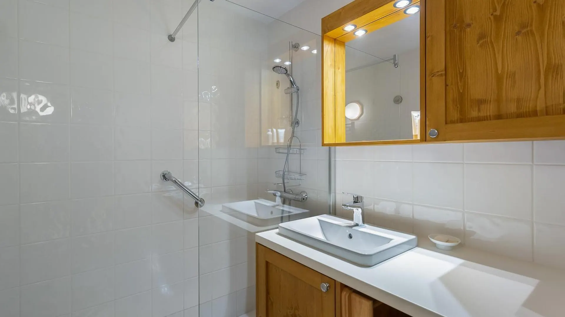 Charmant 3 Pieces Avec 2 Chambres, Terrasse, Parking Et Wi-Fi A Meribel - Fr-1-566-61 Les Allues